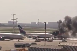 Máy bay Nga bốc cháy nghi ngút ngay tại sân bay quốc tế ở Thủ đô Matxcơva