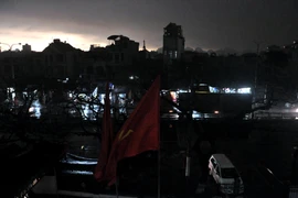 Hiện tượng lạ, ngày bỗng tối sầm "thành đêm" ở TP Hạ Long