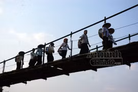 Lắt lẻo cầu treo ở lưng trời Tây Bắc