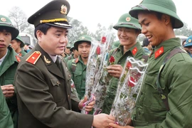 Giám đốc CATP Hà Nội động viên tân binh lên đường nhập ngũ