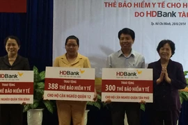 Trao tặng 1.186 thẻ BHYT cho bà con hộ cận nghèo