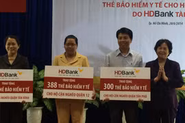 Trao tặng 1.186 thẻ BHYT cho bà con hộ cận nghèo