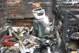 Hà Nội: Bình gas cháy nổ như bom thổi bay quán bia hơi, 4 người bị thương