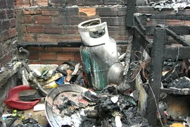 Hà Nội: Bình gas cháy nổ như bom thổi bay quán bia hơi, 4 người bị thương