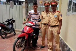 Thấy CSGT kiểm tra, chủ xe chạy tới tố bị mất cắp