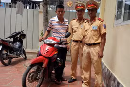 Thấy CSGT kiểm tra, chủ xe chạy tới tố bị mất cắp