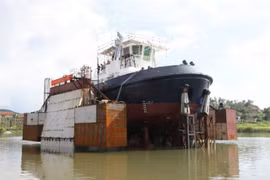 Hạ thủy thành công tàu kéo xuất khẩu có tuyến hình phức tạp