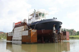 Hạ thủy thành công tàu kéo xuất khẩu có tuyến hình phức tạp