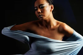 Lại Thanh Hương chán nude, phá cách trong kén lụa gợi cảm