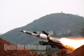 Bắn nghiệm thu tên lửa cải tiến: Tên lửa xé trời tìm diệt mục tiêu