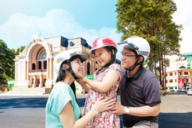 Tặng 7.500 mũ bảo hiểm cho các em nhỏ