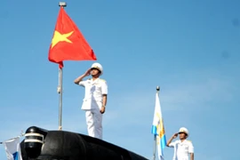 Cờ Tổ quốc tung bay trên tàu ngầm HQ-182 Hà Nội và HQ-183 TP Hồ Chí Minh