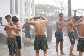 Mong mưa mát lành trên biển