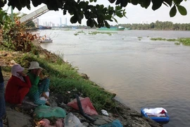 Người thân khóc cạn nước mắt bên thi thể bé trai vụ chìm tàu