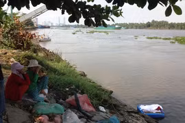 Người thân khóc cạn nước mắt bên thi thể bé trai vụ chìm tàu