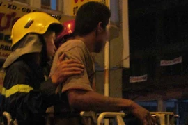 Leo lên sân thượng khách sạn la hét định nhảy xuống vì "ngáo đá"