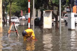 Giữa trưa nắng, mưa bỗng ngập trắng đường Thủ đô