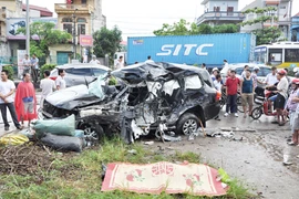 Xe khách mất lái lao đâm vào xe công vụ khiến 3 người chết, 1 người bị thương