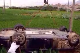 Rolls-Royce Phantom bay xuống ruộng lúa, tiếp đất bằng mái 