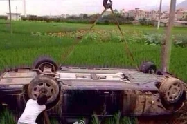 Rolls-Royce Phantom bay xuống ruộng lúa, tiếp đất bằng mái 