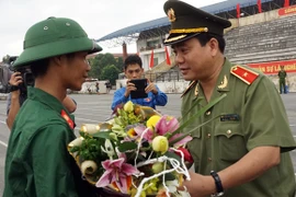 Giám đốc Công an Hà Nội chúc mừng tân binh lên đường nhập ngũ
