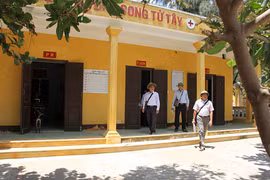 Cấp cứu kịp thời ngư dân bị nhiễm độc cá mặt quỷ tại Trường Sa