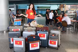 Nam Em mang 150kg hành lý đến "Hoa hậu Trái đất 2016"