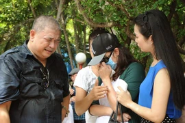 Các nghệ sĩ khóc- cười bên mộ Lê Công Tuấn Anh ​