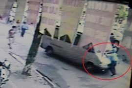 Audio 4-5-2016: Tài xế xe khách vi phạm luật, hất TTGT lên nóc capo hòng bỏ chạy 