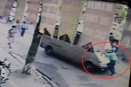 Audio 4-5-2016: Tài xế xe khách vi phạm luật, hất TTGT lên nóc capo hòng bỏ chạy 