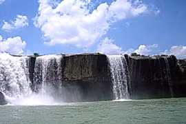 Mải mê chụp ảnh, một thanh niên rơi xuống thác, mất tích