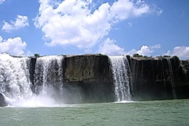 Mải mê chụp ảnh, một thanh niên rơi xuống thác, mất tích