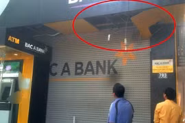 Trèo lên trần sửa cửa cuốn, bảo vệ một ngân hàng bị mắc kẹt, tử vong