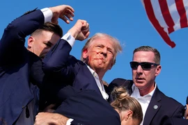 Khoảnh khắc ông Donald Trump bị chảy máu tai sau nhiều tiếng súng nổ