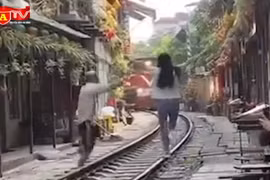 Thót tim khoảnh khắc cô gái lao ra giữa đường ray ngay khi tàu hỏa đến 