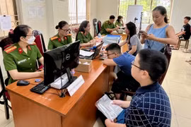 Làm việc cuối tuần, buổi tối để phục vụ nhân dân làm thẻ căn cước 