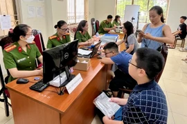 Làm việc cuối tuần, buổi tối để phục vụ nhân dân làm thẻ căn cước 