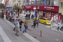 Cảnh nhiều người hoảng loạn tháo chạy khi xảy ra động đất tại Thổ Nhĩ Kỳ 