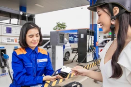 Chuyển khoản, quẹt thẻ khi mua xăng dầu: Người khen, kẻ chê