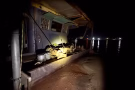 Bị cảnh sát bắt quả tang, ‘cát tặc’ nhảy xuống sông Hồng bỏ trốn 