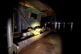 Bị cảnh sát bắt quả tang, ‘cát tặc’ nhảy xuống sông Hồng bỏ trốn 