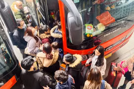 Bến xe ở Hà Nội nhộn nhịp trong ngày đầu năm mới