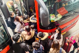 Bến xe ở Hà Nội nhộn nhịp trong ngày đầu năm mới
