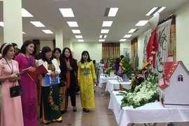 Những lẵng hoa đẹp, giàu ý nghĩa của Hội phụ nữ Công an Hà Nội