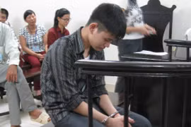 Giành nhau bài hát, nhân viên quán karaoke đâm chết đồng nghiệp