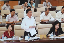 Giật mình phí chồng phí "đè lên đầu người dân"