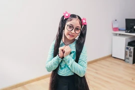 "Công chúa tóc mây" hóa thân thành búp bê Nga