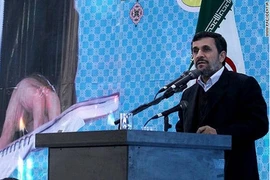 Tổng thống Iran suýt dính “giày bay”