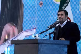 Tổng thống Iran suýt dính “giày bay”