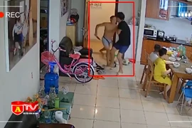 Triệu tập người đàn ông cầm dao xông vào nhà hàng xóm